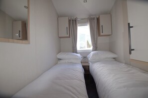 3 bedrooms, iron/ironing board, WiFi, bed sheets - 3 bedroom static Carvan (Birchington-on-Sea)