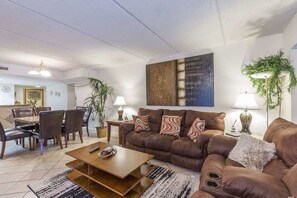 Living area - Sweeping 10th Floor Views - Up to 8 - Beachfront (South Padre Island)