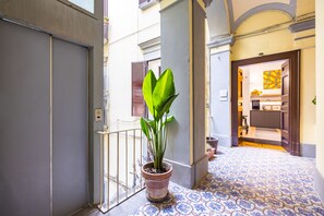 Interior - BORGO VERGINI SUITES (Naples)
