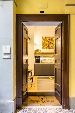Interior - BORGO VERGINI SUITES (Naples)