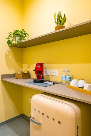 Habitación triple superior, vistas a la ciudad | Interior