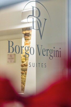 Reception - BORGO VERGINI SUITES (Napoli)