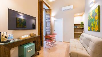 Deluxe Triple Room | Living area