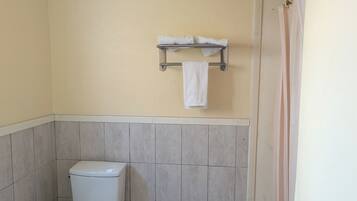 Standard Room, 1 King Bed | Bathroom