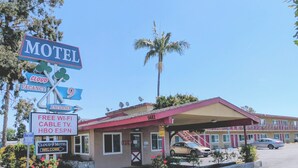 A motel with a sign indicating free Wi-Fi, cable TV, HBO, and ESPN. - Cloud 9 Motel Cypress Buena Park (Cypress)