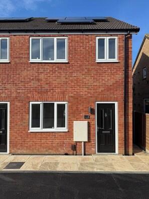 Exterior detail - Modern 2BR Home in Grantham | King Bed | Sleeps 4 (Lincolnshire)