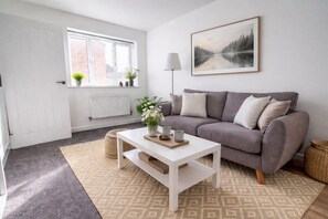 Living area - Modern 2BR Home in Grantham | King Bed | Sleeps 4 (Lincolnshire)