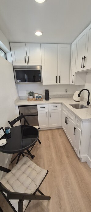 Kühlschrank, Mikrowelle, Wasserkocher mit Kaffee-/Teezubehör