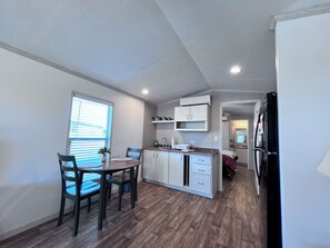 Dining - Welcoming 1 bed/1bath new bungalow with country views just outside Sedalia (Sedalia)