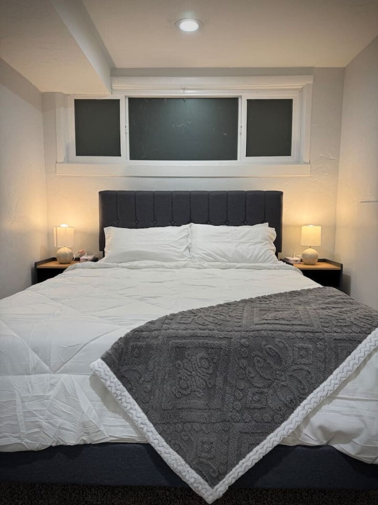 Tabla de planchar con plancha, cuna de viaje, wifi y ropa de cama