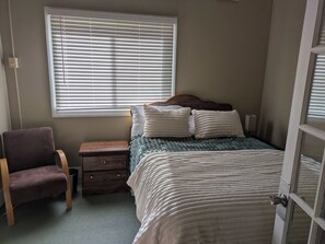 3 bedrooms, free WiFi, bed sheets - Newly renovated late 1800's space with rich wood floors and French doors (Marshall)