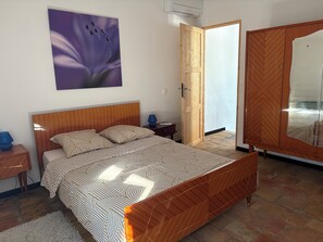 2 slaapkamers, een bureau, een strijkplank/strijkijzer, beddengoed