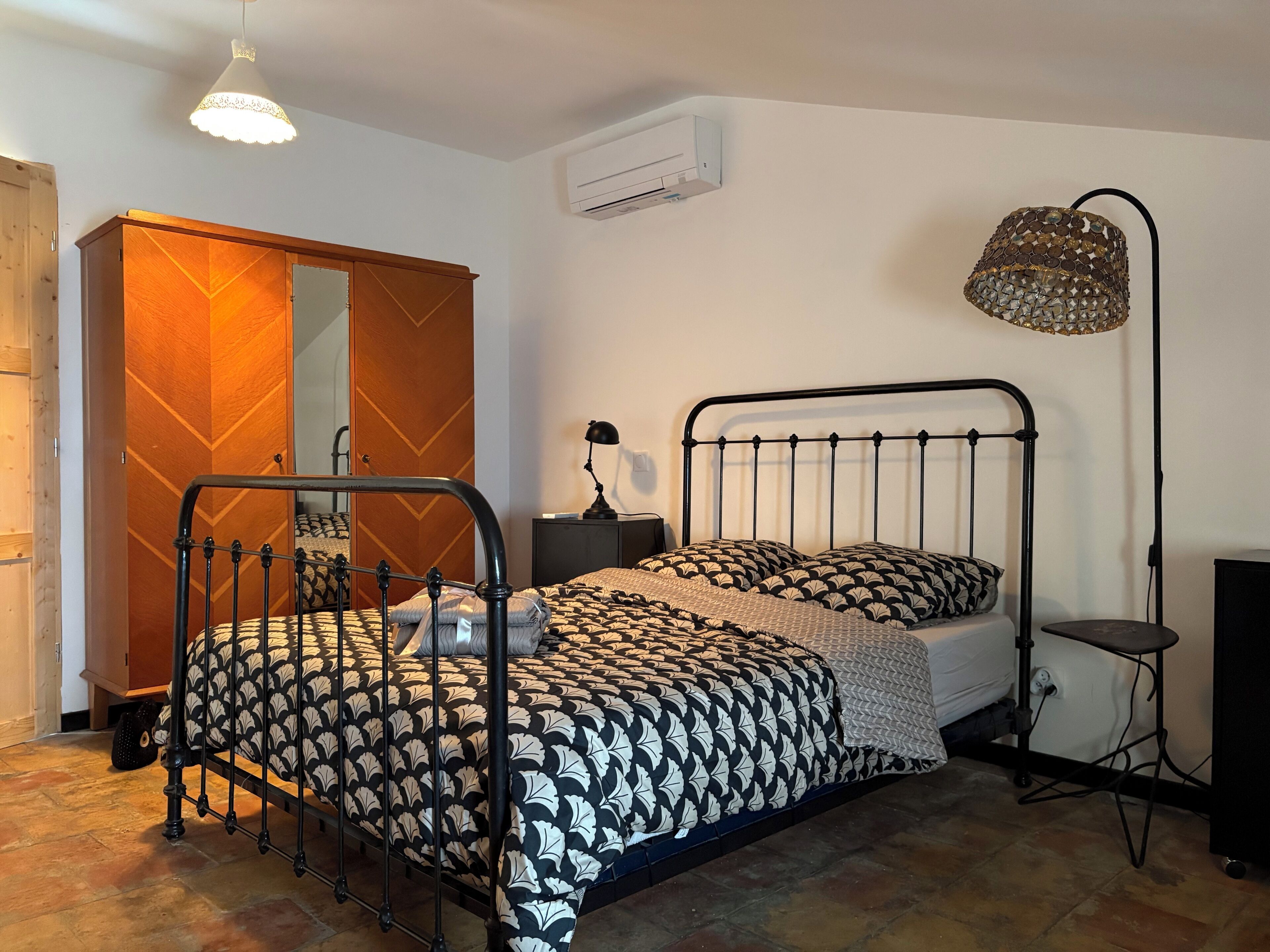 2 chambres, bureau, fer et planche à repasser, draps fournis