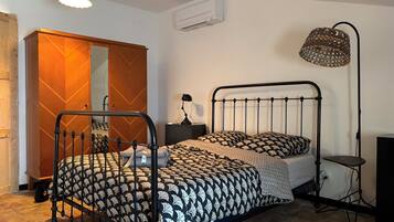 2 chambres, bureau, fer et planche Ă repasser, draps fournis