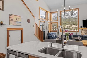 Interior - Lady Mac Hydeaway at the Crossing (Canmore)