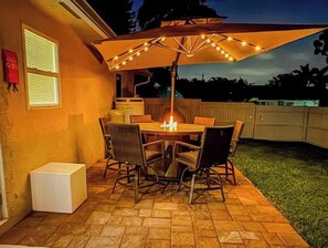 Outdoor dining - Vrbo Property (Boynton Beach)