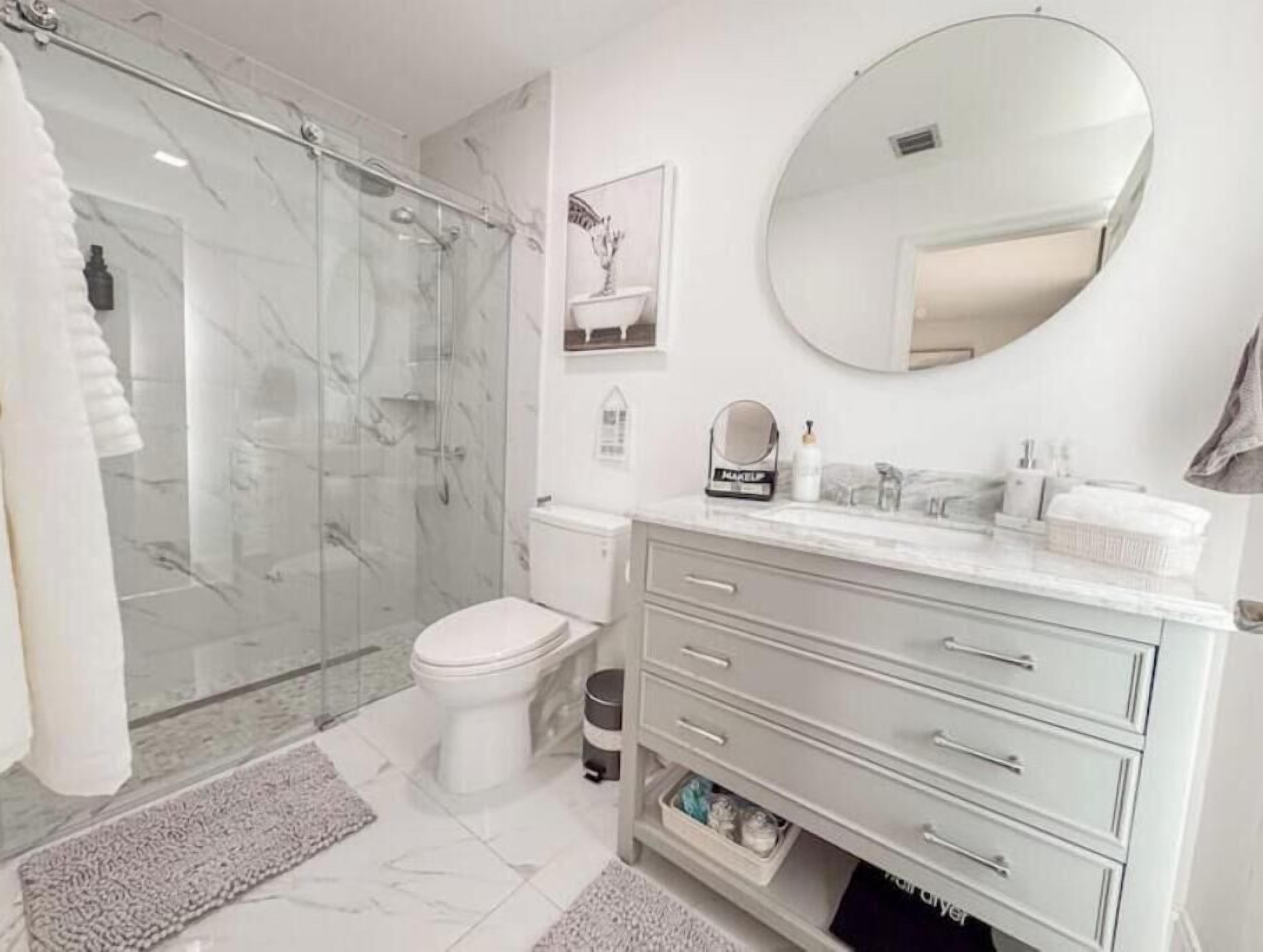 Douche, séchoir à cheveux, bidet, serviettes fournies
