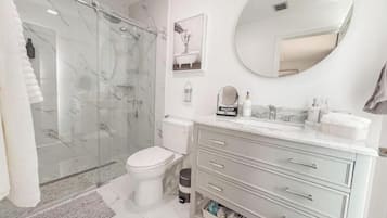 Douche, séchoir à cheveux, bidet, serviettes fournies