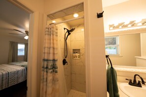 Shower, hair dryer, towels, soap - Perfect for families looking for space and comfort. (Tulsa)