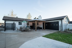 Outdoor dining - Perfect for families looking for space and comfort. (Tulsa)