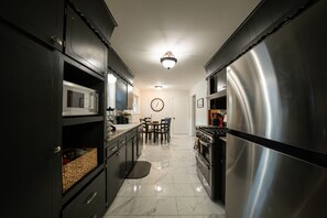Microondas, horno, lavavajillas y cafetera y tetera