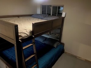 WiFi, bed sheets - 3-bedroom house in lovely Glendale with cool AC for relaxing stay (Glendale)