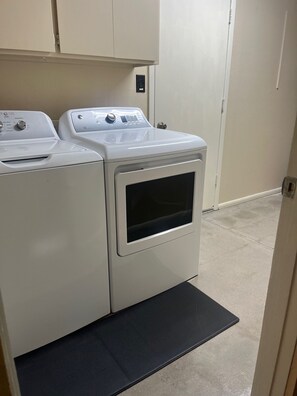 Interior - 3-bedroom house in lovely Glendale with cool AC for relaxing stay (Glendale)