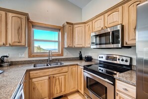 Fridge, microwave, oven, stovetop - Blue River 4 - Three Bedroom House, Sleeps 8 (Colorado)
