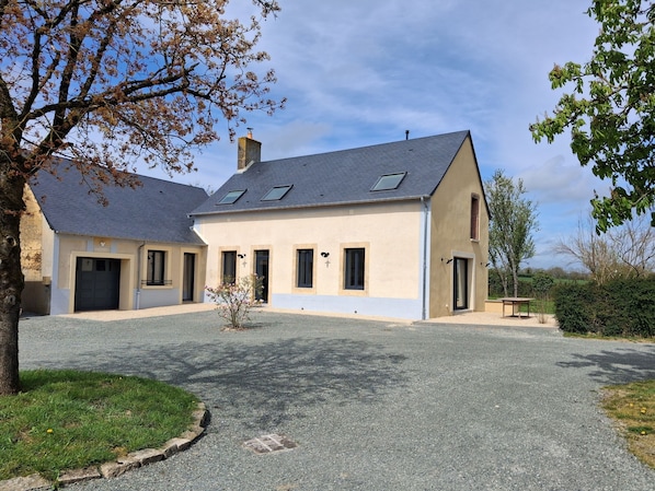 Exterior - Gîte de La Hangottière (Parennes)