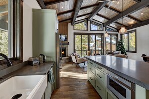 Fridge, microwave, oven, stovetop - Chalet Erica in Blue River 22034 (Colorado)