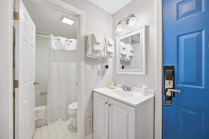 Shower, hair dryer, shampoo - Eastern Inn Peaked Mountain Escape (Conway)