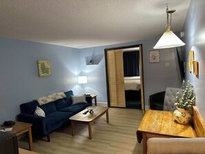 TV, offices - Eastern Inn Hemlock Hideout (Conway)