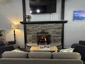 TV, offices - Eastern Inn Hemlock Hideout (Conway)