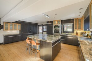 Fridge, microwave, oven, stovetop - NEW Skyfall Haus Duo - 6BR Ultimate Downtown Pad 22034 (Breckenridge)