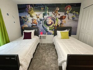 4 bedrooms, iron/ironing board, WiFi, bed sheets - Last Minute Disney Getaway! Private Pool & Themed Bedrooms. Book Now! #165355 (Orlando)