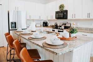 Fridge, microwave, oven, stovetop - Last Minute Disney Getaway! Private Pool, Game Room & Themed Bedrooms. Book Now! #165735 (Orlando)