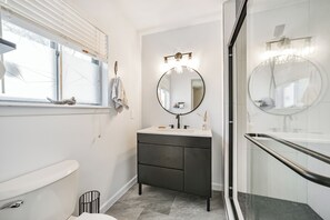 Secadora de cabello, toallas, jabón, papel de baño 