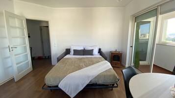 1 habitación, tabla de planchar con plancha, wifi y ropa de cama