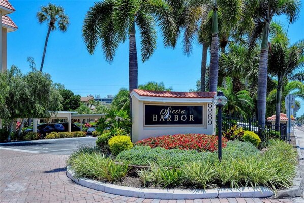 Property grounds - 1-bed 2-Bath condo in Siesta Key, Sarasota FL with55 and over & 1 month minimum (Siesta Key)