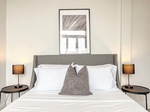 Tabla de planchar con plancha, wifi y ropa de cama 