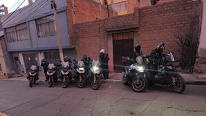 Una fila de motocicletas estacionadas en la calle.