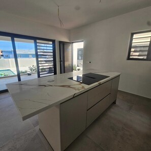 Fridge, microwave, oven, stovetop - Luxury apartment, including pool, 6 minutes from Mambo Beach. (Willemstad)