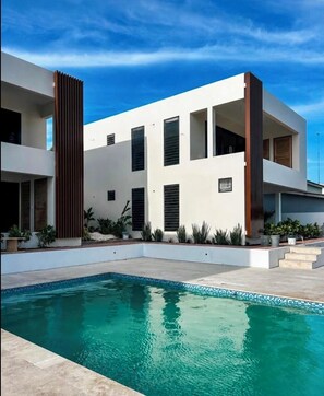 Outdoor pool - Luxury apartment, including pool, 6 minutes from Mambo Beach. (Willemstad)