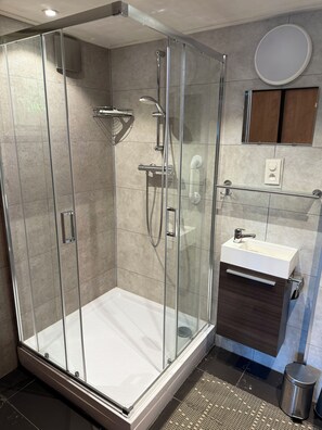 Bathroom - Cozy chalet for 6 guests with wood-burning stove 🔥 (Dochamps)