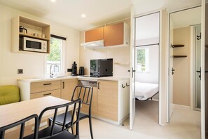 Fridge, microwave, coffee/tea maker - The Cordélia mobile home is a modern and cozy accommodation for 6 people, featuring three bedrooms, an equipped kitchen, and central heating for a comfortable stay in any season. (Dochamps)