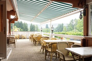 Outdoor dining - The Cordélia mobile home is a modern and cozy accommodation for 6 people, featuring three bedrooms, an equipped kitchen, and central heating for a comfortable stay in any season. (Dochamps)