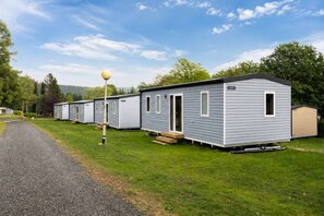 Exterior - The Cordélia mobile home is a modern and cozy accommodation for 6 people, featuring three bedrooms, an equipped kitchen, and central heating for a comfortable stay in any season. (Dochamps)