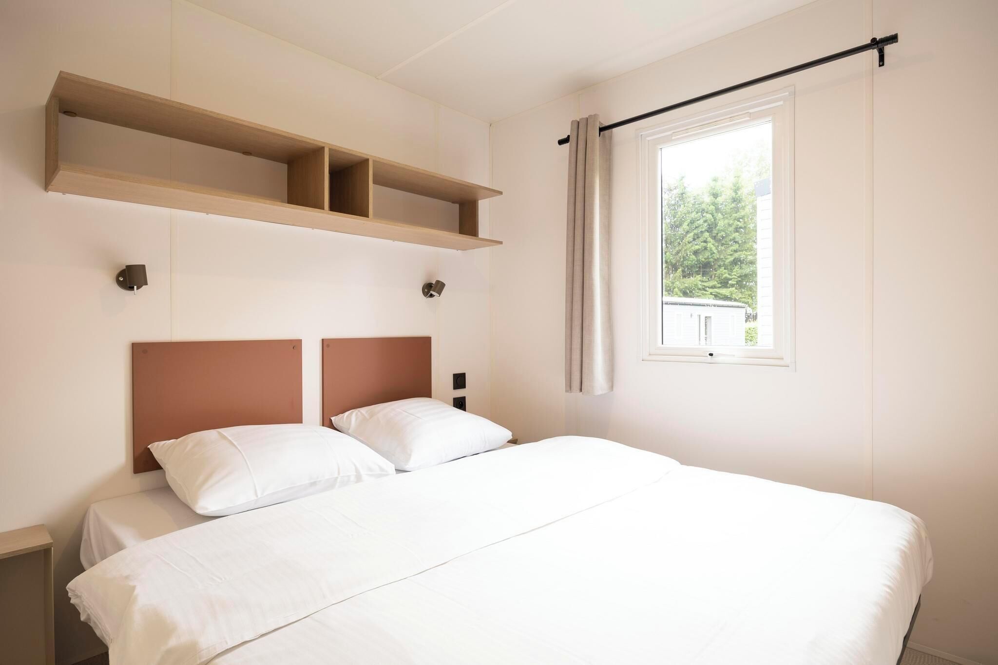Le Mobil-home Cordélia Est Un Hébergement Moderne Et Chaleureux Pour 6 Personnes, Offrant Trois Chambres, Une Cuisine éQuipée Et Le Chauffage Central Pour Un Séjour Confortable En Toute Saison. - Houffalize