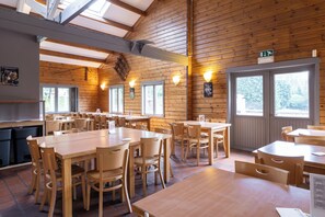 Dining - The Cordélia mobile home is a modern and cozy accommodation for 6 people, featuring three bedrooms, an equipped kitchen, and central heating for a comfortable stay in any season. (Dochamps)
