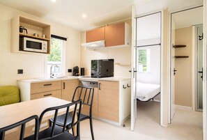 Private kitchen - The Cordélia mobile home is a modern and cozy accommodation for 6 people, featuring three bedrooms, an equipped kitchen, and central heating for a comfortable stay in any season. (Dochamps)